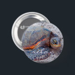 Hawaii Honu Sea Turtle Photo - Slappna av i fet st Knapp<br><div class="desc">Hajiska havssköldpaddor kan säkert slappna av i sol. Gå tillbaka till de varma bryggorna på Hawaiianska öarna med den här lugnande och färgstarka fotoknappen. Du kan välja mellan 5 runda knappstorlekar (liten, standardstorlek, stor, enorm, kolossal) och 1 kvadratknappar storlekt. Gör en underbar gåva till en vän, eller till och med...</div>