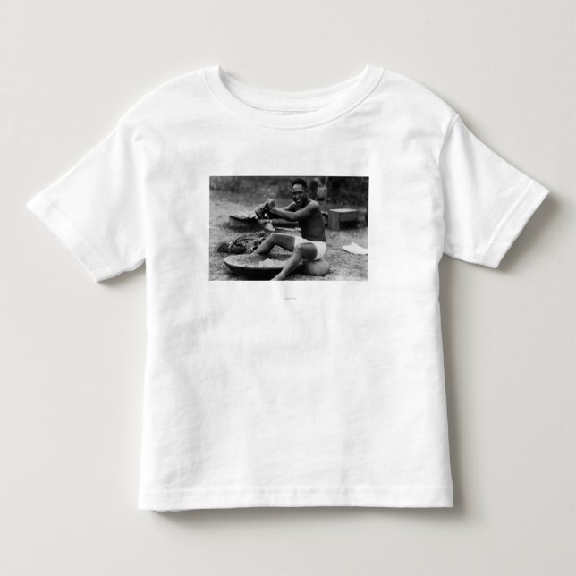 Hawaii - Man Pounding Taro till Poi T-shirt (Framsida)