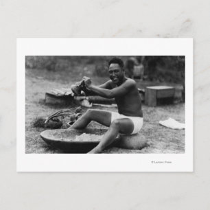 Hawaii - Man Pounding Taro till Poi Vykort