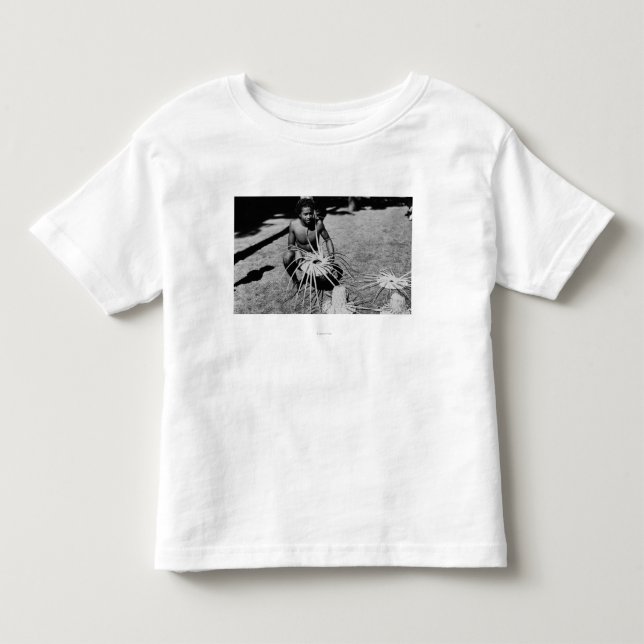 Hawaii - Man Skapar Coconut Hats-foto Tee Shirt (Framsida)