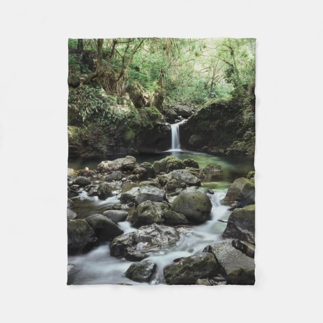 Hawaii, Maui, Ett vattenfall flyter in i Blue Bass Fleecefilt (Framsidan)