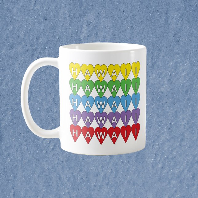 Hawaii Rainbow Hearts Kaffemugg (A mug with a rainbow heart pattern that spells Hawaii.)