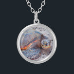 Hawaii Sea Turtle Honu Photo Simple Modern, djärv Silverpläterat Halsband<br><div class="desc">Sjösköldpaddor vet säkert hur man slappnar av i sol. Gå tillbaka till de varma pandexorna på Hawaiianska öarna när du bäror en söt, snyggt, fotocharm halsband av en hawaiisk "honu"-havssköldpadda. Detta halsband finns i små, medelstora och stora storlekar, såväl som i kvadratiska och cirkelformade former. Du kan beställa detta halsband...</div>