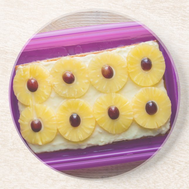 Hawaii-skivor med ananas på rustiskt trä underlägg (Framsidan)