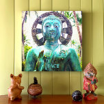 Hawaii Turcos Blue Buddha Statue Photo Peace Canvastryck<br><div class="desc">"Fred." Jag upptäckte gladeligen den asiatiska Buddhastatyn i en lush Hawaii-trädgårdsmiljö, där fred och ensamhet uteslöts. När jag tittar på denna serenbild får det mig att fundera och föreställa mig vad jag kan åstadkomma. Gör en underbar gåva till någon speciell! Du kan enkelt anpassa den här väggkonsten och jag erbjuder...</div>
