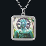 Hawaii Turcos Buddha Statue Photo Peace Quote Silverpläterat Halsband<br><div class="desc">"Fred." Jag upptäckte gladeligen den asiatiska Buddhastatyn i en lush Hawaii-trädgårdsmiljö, där fred och ensamhet uteslöts. Bära det här fotokarmhalsbandet medan du funderar på vad som kan åstadkommas. Detta halsband finns i små, medelstora och stora storlekar, såväl som i kvadratiska och cirkelformade former. Du kan beställa detta halsband i ditt...</div>