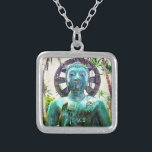 Hawaii Turcos Buddha Statue Photo Peace Quote Silverpläterat Halsband<br><div class="desc">"Fred." Jag upptäckte gladeligen den asiatiska Buddhastatyn i en lush Hawaii-trädgårdsmiljö, där fred och ensamhet uteslöts. Bära det här fotokarmhalsbandet medan du funderar på vad som kan åstadkommas. Detta halsband finns i små, medelstora och stora storlekar, såväl som i kvadratiska och cirkelformade former. Du kan beställa detta halsband i ditt...</div>