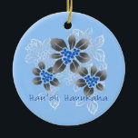 Hawaiian Holly Hanukkah Blue Blommigt Julgransprydnad Keramik<br><div class="desc">Hau'oli Hanukaha är Hawai'ian för Lycklig Hanukkah! Denna illustration visar på en tropisk tolkning av holly i Hanukkah färg och subtila gradienter. Skrivelsen dammas av med snö för en extra överraskning. Denna design är tillgänglig för en mängd olika produkter för hemmet och kläder för hela familjen.</div>