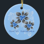 Hawaiian Holly Hanukkah Blue Blommigt Julgransprydnad Keramik<br><div class="desc">Hau'oli Hanukaha är Hawai'ian för Lycklig Hanukkah! Denna illustration visar på en tropisk tolkning av holly i Hanukkah färg och subtila gradienter. Skrivelsen dammas av med snö för en extra överraskning. Denna design är tillgänglig för en mängd olika produkter för hemmet och kläder för hela familjen.</div>