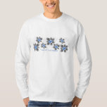 Hawaiian Holly Hanukkah Blue Blommigt T-shirt<br><div class="desc">Hau'oli Hanukaha är Hawai'ian för Lycklig Hanukkah! Denna illustration visar på en tropisk tolkning av holly i Hanukkah färg och subtila gradienter. Skrivelsen dammas av med snö för en extra överraskning. Huvudgrafiken är på framsidan,  medan det finns en liten komplementbild på baksidan av T-skjortan.</div>