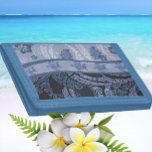 Hawaiian Honu Tapa Wallet<br><div class="desc">De hawaiiska öarnas skönhet och belägenhet känner inga gränser. Det är ett ställe och en kultur som omges av miljoner människor i hela världen. Fyll ditt hem med Aloha! Min butik har flera hawaiiska mönster, bland annat contemporary Hawaiian quilt, traditionell tapa, Aloha-skjorta, temed-avtryck och vackra hawaiiska blommigtar. Leta efter hemmabruk...</div>