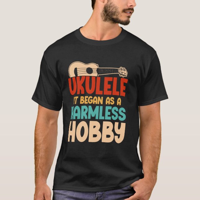 Hawaiian Ukulele Uke Ukulele It Began as a Harmles T Shirt (Framsida)