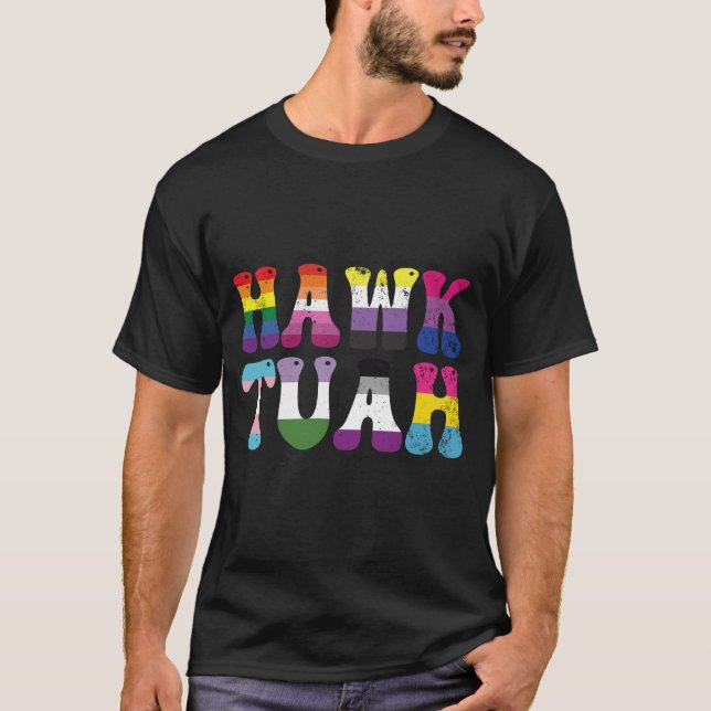 Hawk Tuah Funny LGBTQ Rainbow Flagga Ally Trans T Shirt (Framsida)
