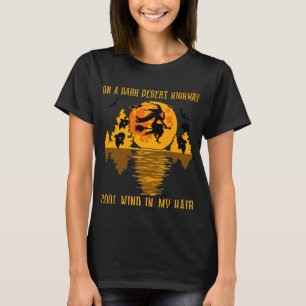 Häxa ridande på kvast i mörken öken t shirt