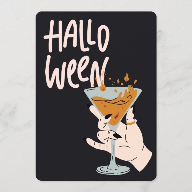 Häxhand som håller brinnande Halloween-dryck Julkort (Framsida)