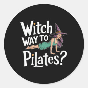 Häxväg till Pilates Rolig Halloween Pilates Yoga Runt Klistermärke