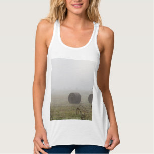 Hay Bales in fog Linne Med Racerback