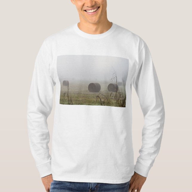 Hay Bales in fog T Shirt (Framsida)
