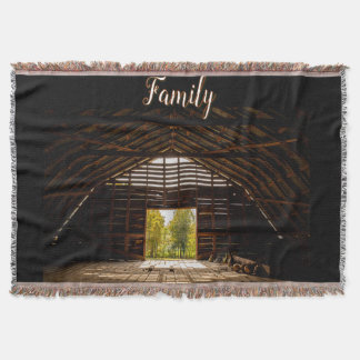 Hayloft of Old Brown Barn med en vy Filt