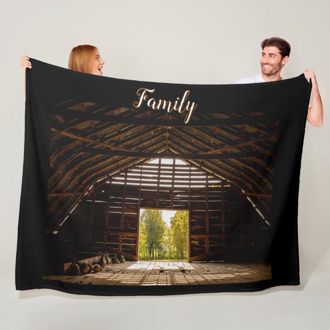 Hayloft of Old Brown Barn med en vy Fleecefilt (På plats)