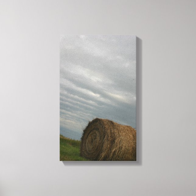 Haystack med stormmoln över jordbruksfoto canvastryck (Framsida)