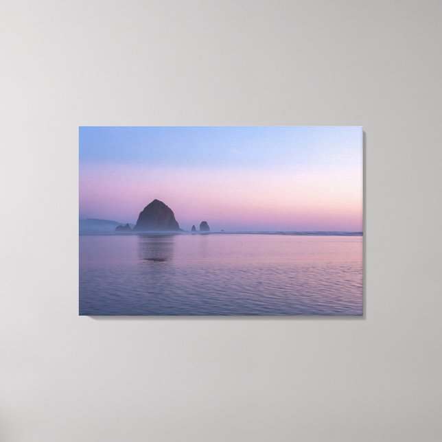 Haystack Rock vid solnedgång Canvastryck (Framsida)
