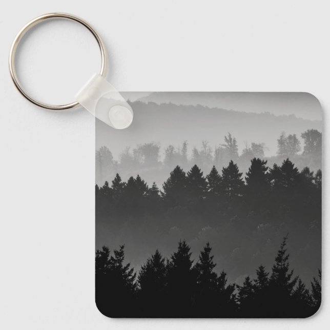 Hazy Forest Backe Black and White Ligcape Photo Nyckelring (Framsida)