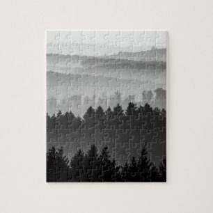 Hazy Forest Backe Black and White Ligcape Photo Pussel