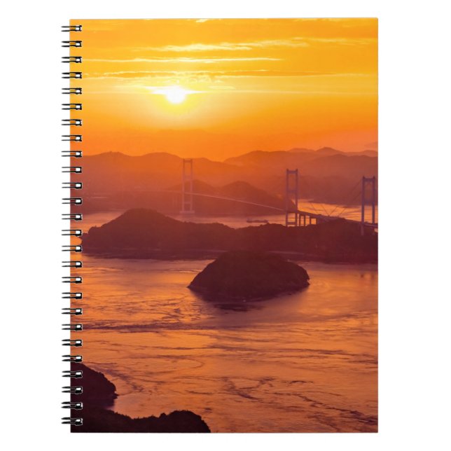 Hazy sunset on Kurushima Kaikyo Bridge and Kurushi Anteckningsbok (Framsidan)