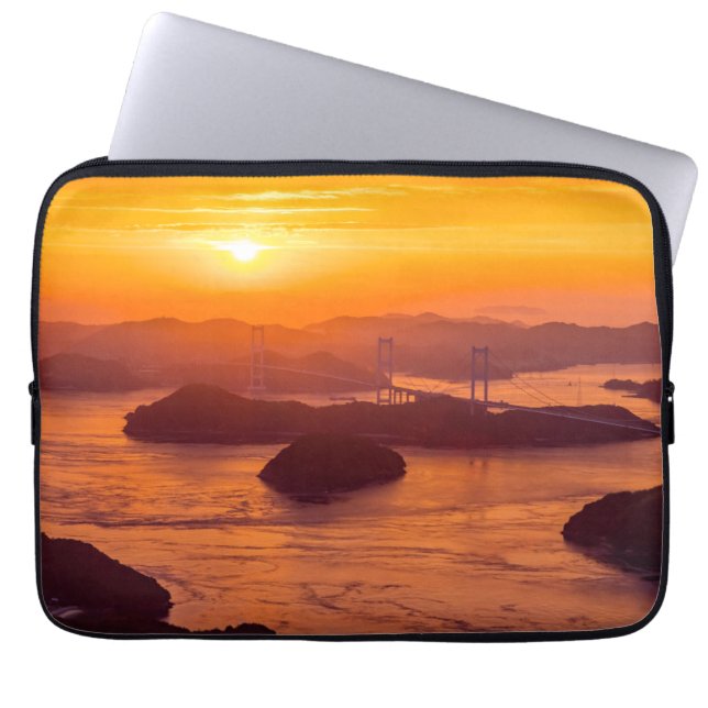 Hazy sunset on Kurushima Kaikyo Bridge and Kurushi Laptop Fodral (Framsidan)