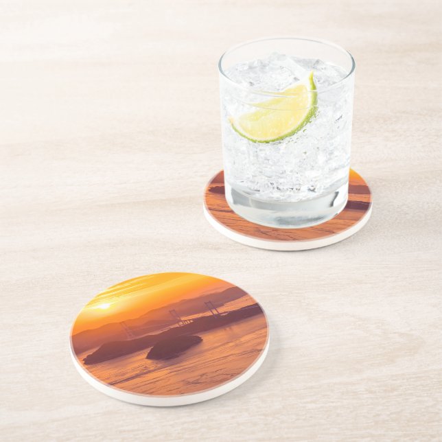 Hazy sunset on Kurushima Kaikyo Bridge and Kurushi Underlägg (Sidan)