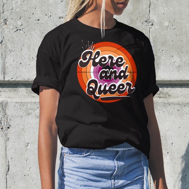 HBT-Flagga: Lesbisk - här och i kön T Shirt (Skapare uppladdad)