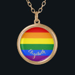 HBT Gay Lesbisk Pride Rainbow Flagga Guldpläterat Halsband<br><div class="desc">Vackra, vibrerande, hbt-gay pride-regnbåge i flagga, färgstarka geometriska randar i mönster, anpassningsbar, personlig, monogrammade, snyggt, UV-resistenta och vattentäta, guld avsluta rund halshuggning metall färger. halsbandet innehåller text i typografiska skript för elegant faux guld. Ange ditt namn / par namn / bröllop datum / monogram / initialer för att anpassa. Gör...</div>