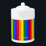 HBT Gay pride Rainbow Rand Flagga Monogram LGBTQ<br><div class="desc">Vackert, vibrerande, LGBT gay pride-regnbåge färg, färgstarkt geometriskt rand mönster, anpassningsbar, personlig, modern, coola, flagga, snyggt, elegant faux guld-skript/typografi/typsnitt, monogrammad, 100 % vit porslin, diskmaskin säker, mikrovågsäker, tekanna. Skriv bara in ditt namn/ungar namn/familj namn/företag namn för att anpassa. Gör en underbar present till födelsedagen, fars dag, mors dag, julklappar, helgdagar,...</div>