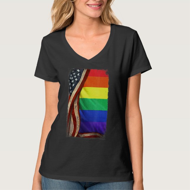 Hbtq-flagga bakom amerikansk flagga Pride-regnbåge T Shirt (Framsida)