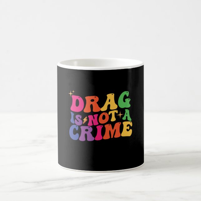 HBTQ stolthet DRAG ÄR INTE ETT BROTT Stöd Kaffemugg (Center)