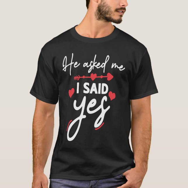 He Asked Me And I Said Yes Marriage Proposal T Shirt (Framsida)