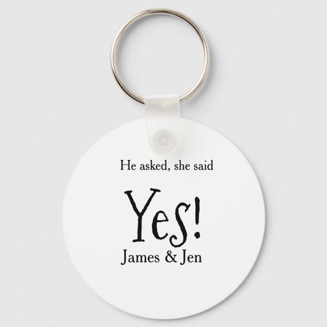 He asked she said yes engagement party name simple nyckelring (Framsida)