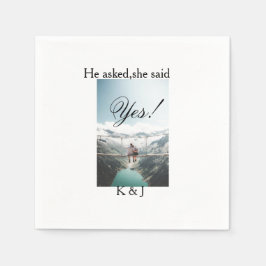 He asked she said yes engagement photo name stylis pappersservett