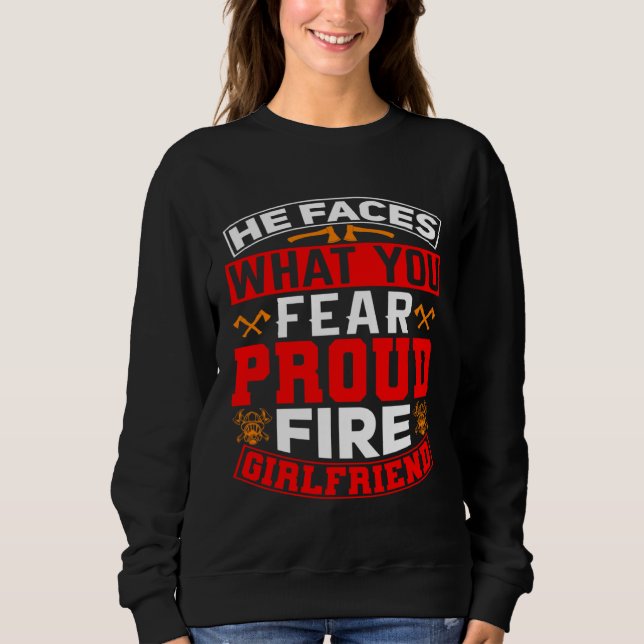 He Faces What You Fear Proud Firefighter Girlfrien T Shirt (Framsida)