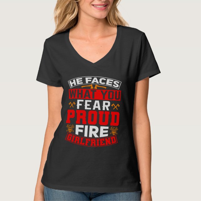 He Faces What You Fear Proud Firefighter Girlfrien T Shirt (Framsida)