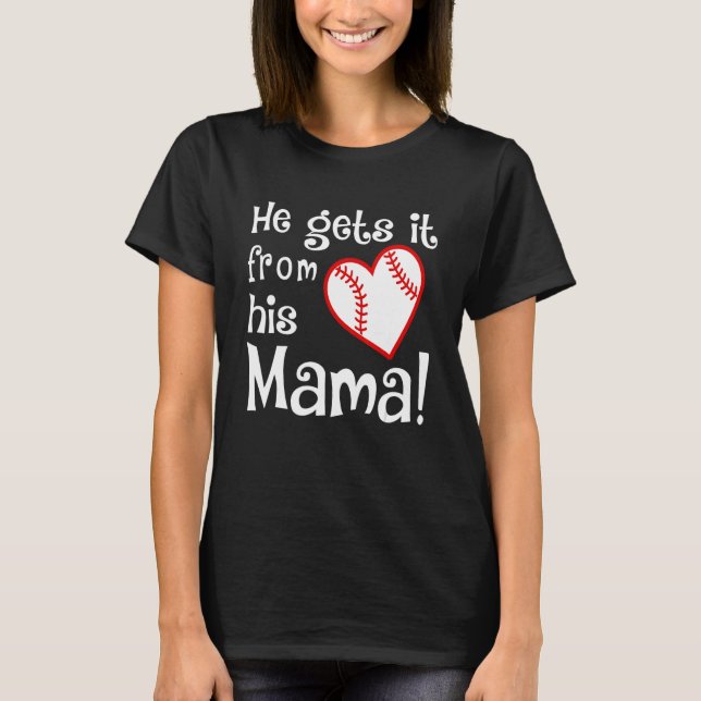 He Gets It From His Mama T Shirt (Framsida)