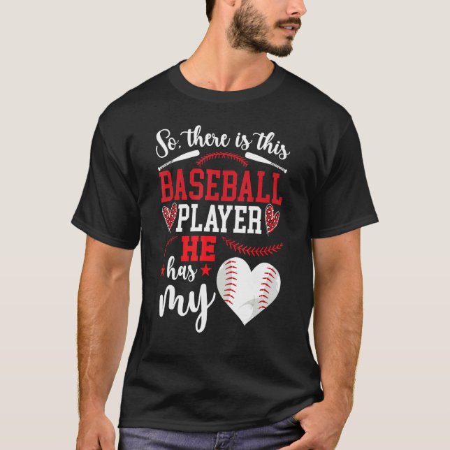 He Has My Heart Baseball Girlfriend Of A Baseball  T Shirt (Framsida)