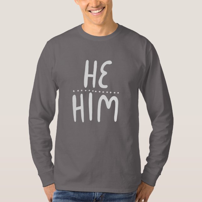 HE/HIM Pronouns Handlettering T-Shirt (Framsida)