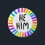 HE/HIM Pronouns Rainbow Handlettered Pride Knapp<br><div class="desc">Anpassa med den här coolan. Gör en underbar gåva! Du kan anpassa den,  ändra färgen i bakgrunden och även lägga till text. Kolla min butik för mycket mer färg och mönster! Säg till om du vill ha nåt anpassningsbar också.</div>