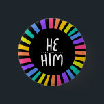 HE/HIM Pronouns Rainbow Handlettered Pride Knapp<br><div class="desc">Anpassa med den här coolan. Gör en underbar gåva! Du kan anpassa den,  ändra färgen i bakgrunden och även lägga till text. Kolla min butik för mycket mer färg och mönster! Säg till om du vill ha nåt anpassningsbar också.</div>