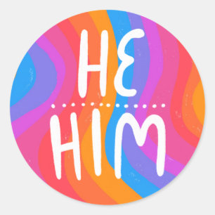 HE/HIM Pronouns Rainbow Handlettering Lakan av Runt Klistermärke