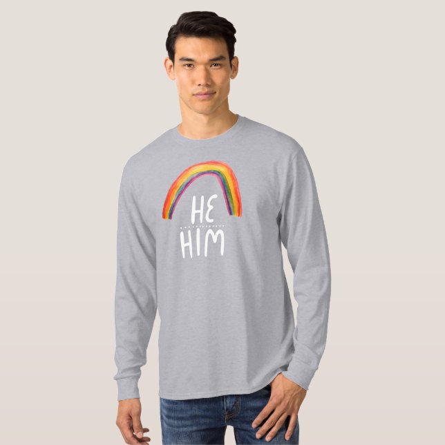 HE/HIM Pronouns Rainbow Handlettering T-Shirt (Hel framsida)