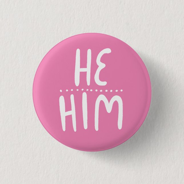 HE/HIM Pronouns Rosa Handlettering Minimal Button Knapp (Framsida)