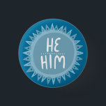 HE/HIM Pronouns Sol Pride handskriven i blå skrift Knapp<br><div class="desc">Anpassa med den här coolan. Gör en underbar gåva! Du kan anpassa den och även lägga till text. Kolla min butik för mycket mer färg och mönster! Säg till om du vill ha nåt anpassningsbar också.</div>